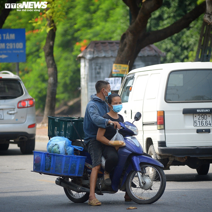 Video, ảnh: Ngày cuối đợt giãn cách, tràn lan bán hàng rong như ‘tháo khoán’ - 10