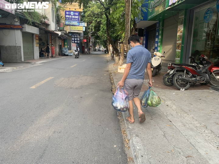Hà Nội kéo dài giãn cách thêm 15 ngày, dân không còn đổ xô mua đồ tích trữ - 14