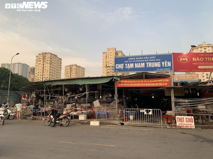 Hà Nội kéo dài giãn cách thêm 15 ngày, dân không còn đổ xô mua đồ tích trữ - 15