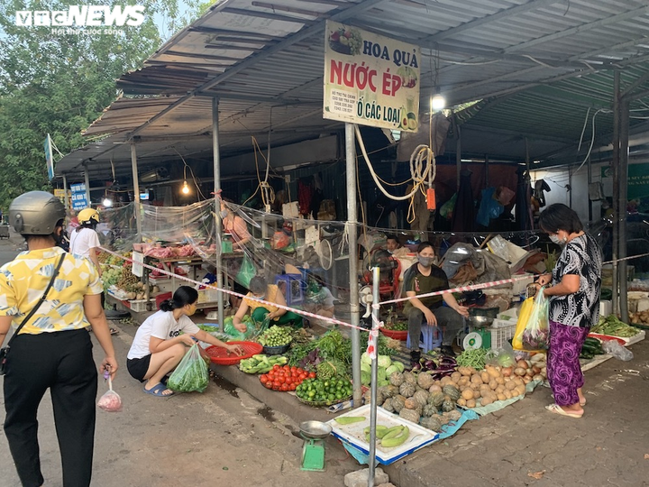 Hà Nội kéo dài giãn cách thêm 15 ngày, dân không còn đổ xô mua đồ tích trữ - 16