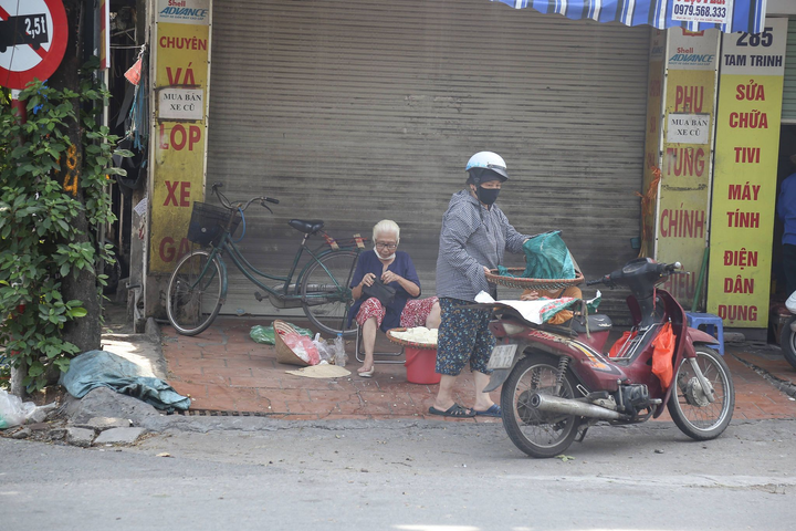 Video, ảnh: Ngày cuối đợt giãn cách, tràn lan bán hàng rong như ‘tháo khoán’ - 5