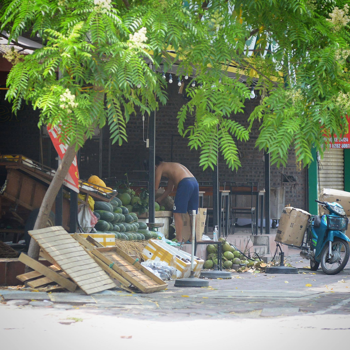 Video, ảnh: Ngày cuối đợt giãn cách, tràn lan bán hàng rong như ‘tháo khoán’ - 4