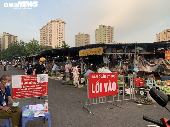 Hà Nội kéo dài giãn cách thêm 15 ngày, dân không còn đổ xô mua đồ tích trữ - 17