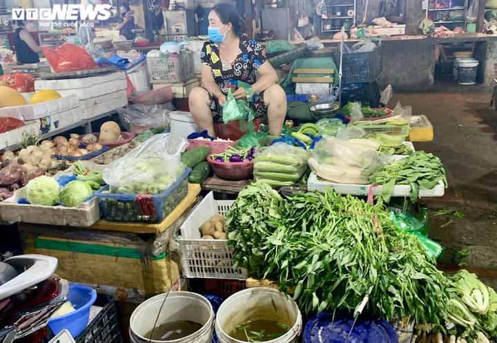 Hà Nội kéo dài giãn cách thêm 15 ngày, dân không còn đổ xô mua đồ tích trữ - 19