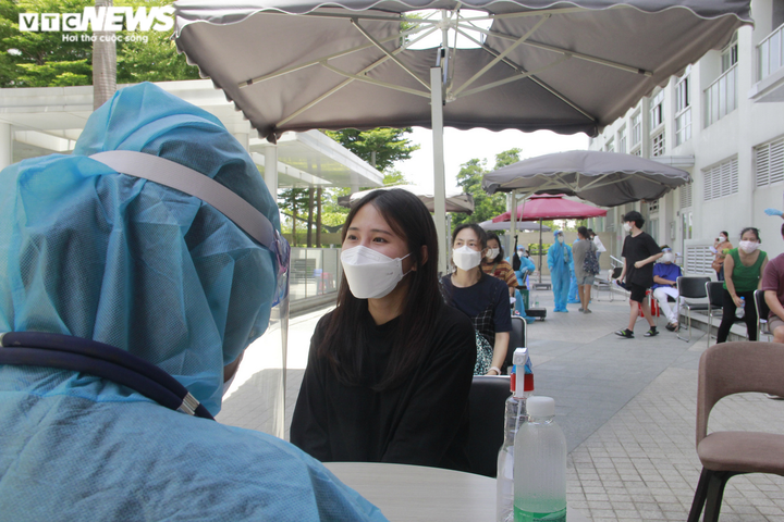 Người nước ngoài biết tiếng Việt làm phiên dịch hỗ trợ tiêm vaccine COVID-19 - 2