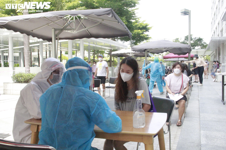 Người nước ngoài biết tiếng Việt làm phiên dịch hỗ trợ tiêm vaccine COVID-19 - 1