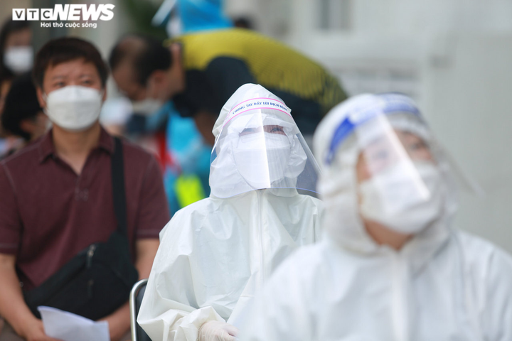 Người nước ngoài biết tiếng Việt làm phiên dịch hỗ trợ tiêm vaccine COVID-19 - 6