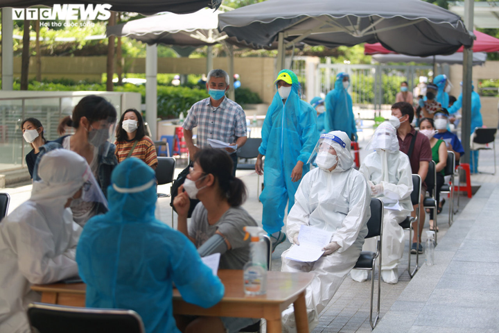 Người nước ngoài biết tiếng Việt làm phiên dịch hỗ trợ tiêm vaccine COVID-19 - 4