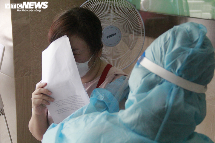 Người nước ngoài biết tiếng Việt làm phiên dịch hỗ trợ tiêm vaccine COVID-19 - 12