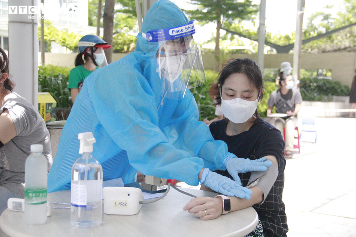 Người nước ngoài biết tiếng Việt làm phiên dịch hỗ trợ tiêm vaccine COVID-19 - 9