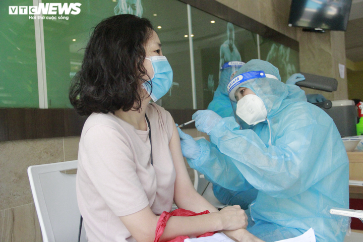 Người nước ngoài biết tiếng Việt làm phiên dịch hỗ trợ tiêm vaccine COVID-19 - 11