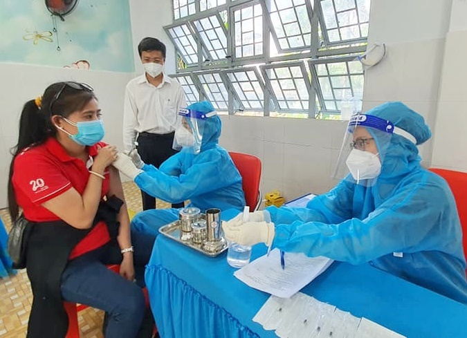 Vì sao Bộ Y tế chưa tiêm vaccine COVID-19 dịch vụ? - 1