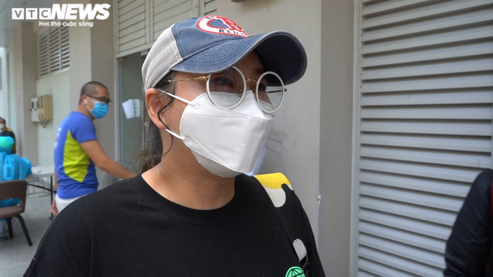 Người nước ngoài biết tiếng Việt làm phiên dịch hỗ trợ tiêm vaccine COVID-19 - 8