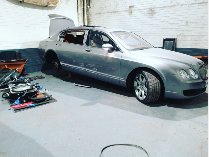 Sedan hạng sang Bentley Flying Spur 'biến hình' thành xe bán tải - 1