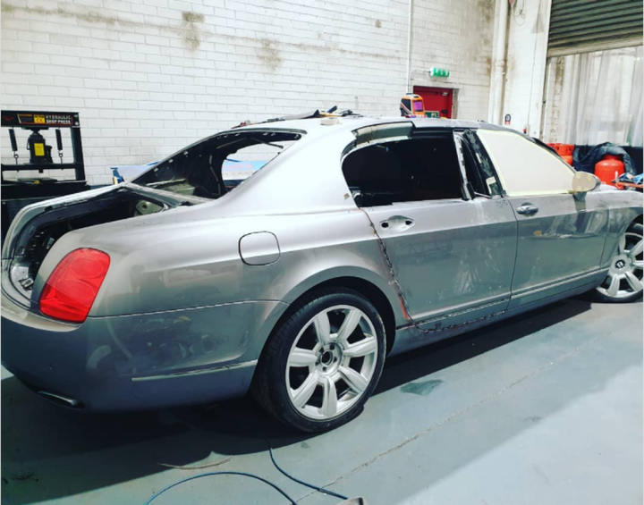 Sedan hạng sang Bentley Flying Spur 'biến hình' thành xe bán tải - 3