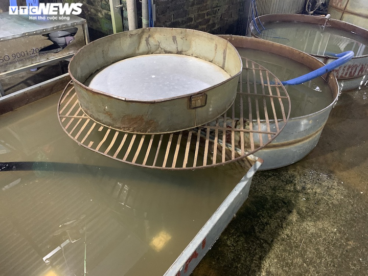 Ảnh: Chợ cá lớn nhất Hà Nội hoang vắng, tiểu thương nghỉ quá nửa vì COVID-19 - 9