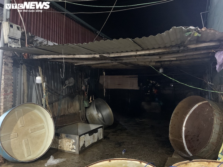 Ảnh: Chợ cá lớn nhất Hà Nội hoang vắng, tiểu thương nghỉ quá nửa vì COVID-19 - 4