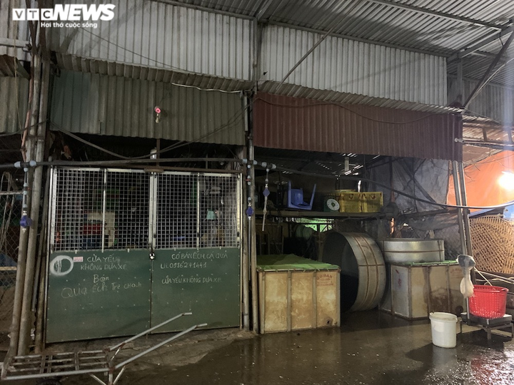 Ảnh: Chợ cá lớn nhất Hà Nội hoang vắng, tiểu thương nghỉ quá nửa vì COVID-19 - 3