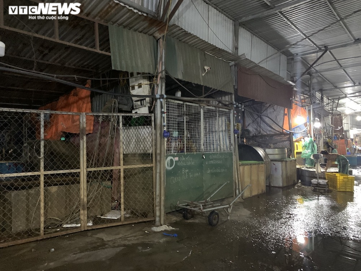 Ảnh: Chợ cá lớn nhất Hà Nội hoang vắng, tiểu thương nghỉ quá nửa vì COVID-19 - 5