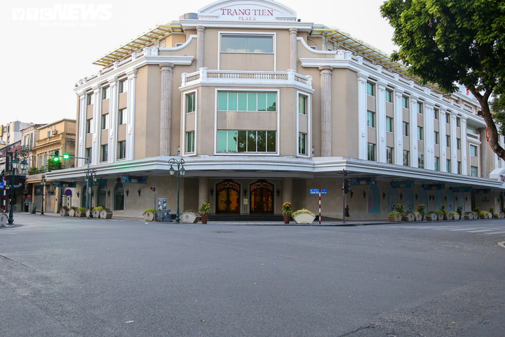 Ảnh: Đường phố Hà Nội vắng vẻ trước khi bước vào đợt giãn cách thứ 2 - 7