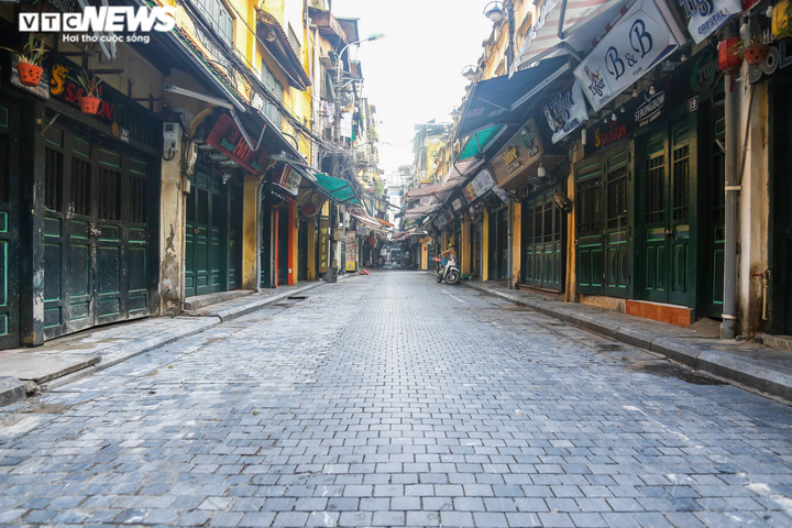Ảnh: Đường phố Hà Nội vắng vẻ trước khi bước vào đợt giãn cách thứ 2 - 10