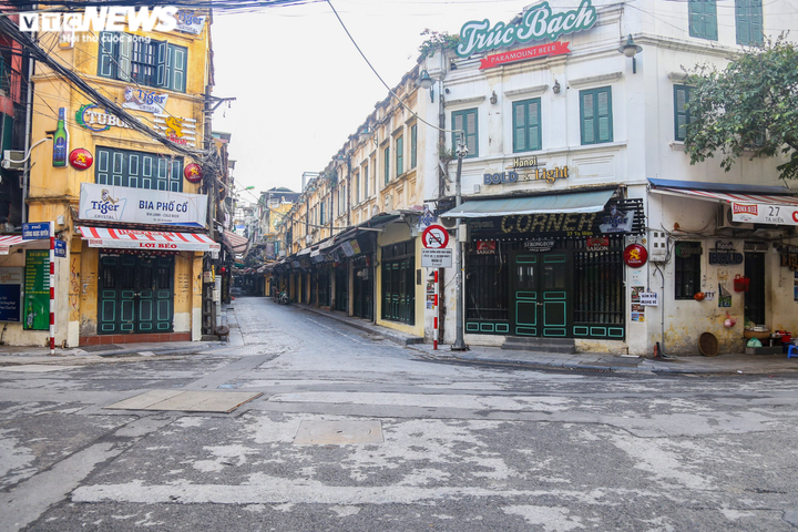 Ảnh: Đường phố Hà Nội vắng vẻ trước khi bước vào đợt giãn cách thứ 2 - 11