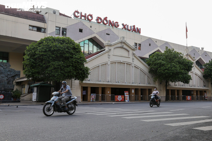 Ảnh: Đường phố Hà Nội vắng vẻ trước khi bước vào đợt giãn cách thứ 2 - 4