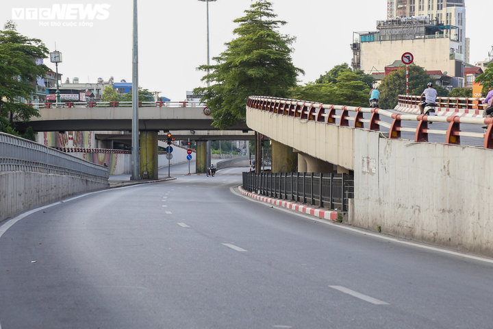 Ảnh: Đường phố Hà Nội vắng vẻ trước khi bước vào đợt giãn cách thứ 2 - 3