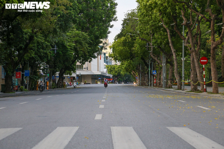 Ảnh: Đường phố Hà Nội vắng vẻ trước khi bước vào đợt giãn cách thứ 2 - 2