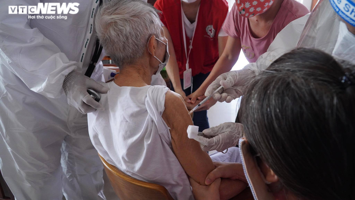 TP.HCM: Đến tận nhà tiêm vaccine COVID-19 cho người có công, người lớn tuổi - 6