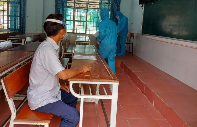 Thí sinh 43 tuổi chạy xe máy 200 km dự thi tốt nghiệp THPT - 1