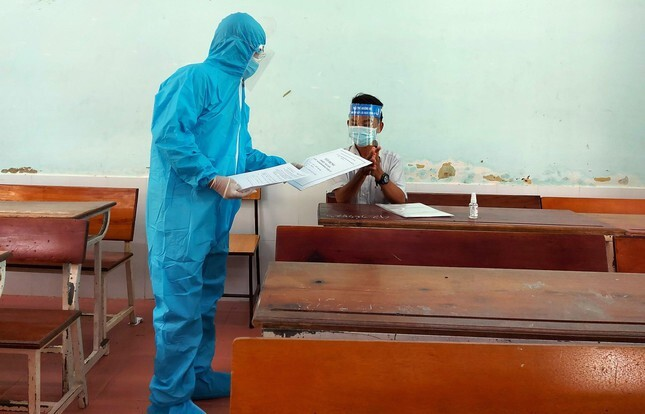 Thí sinh 43 tuổi chạy xe máy 200 km dự thi tốt nghiệp THPT - 2