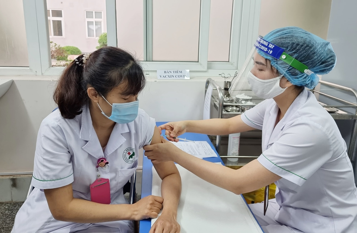 Bộ Y tế: Tiêm vaccine COVID-19 cuốn chiếu để tạo vùng xanh an toàn - 1