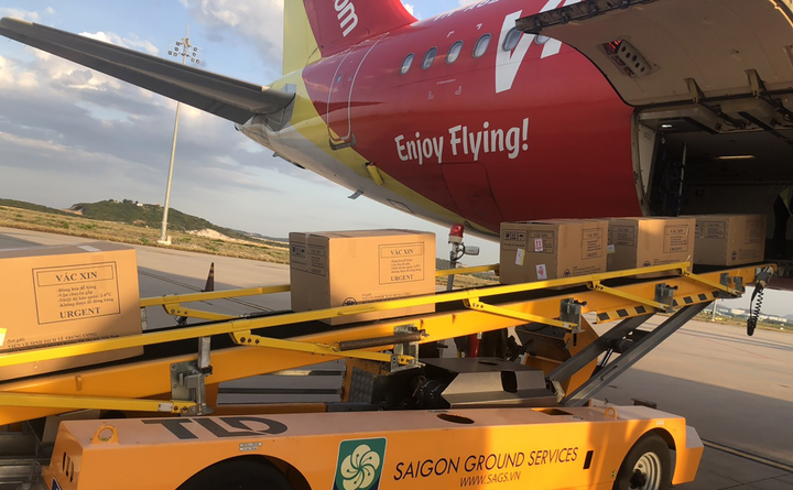 Vietjet vận chuyển hàng nghìn y bác sĩ, hàng triệu liều vaccine phòng dịch - 4