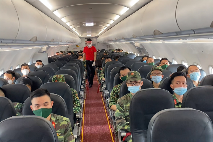 Vietjet vận chuyển hàng nghìn y bác sĩ, hàng triệu liều vaccine phòng dịch - 2