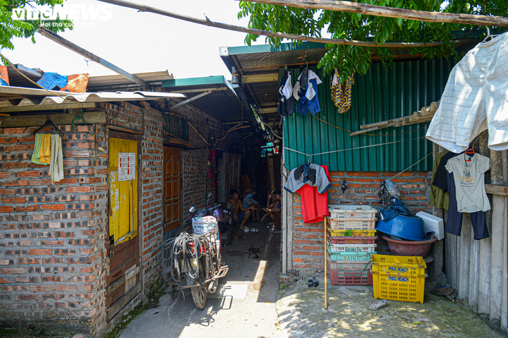 Ảnh: Phu bốc vác chợ đầu mối Long Biên kẹt giữa Thủ đô, dìu nhau qua mùa dịch - 1