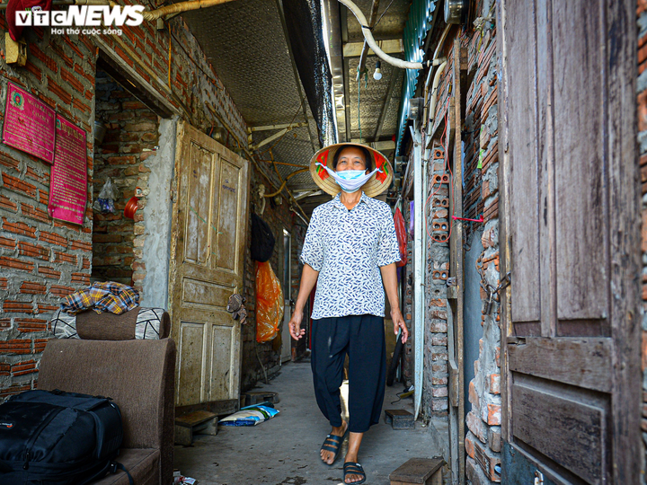 Ảnh: Phu bốc vác chợ đầu mối Long Biên kẹt giữa Thủ đô, dìu nhau qua mùa dịch - 17