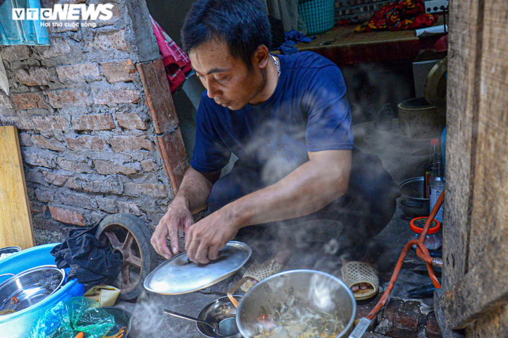 Ảnh: Phu bốc vác chợ đầu mối Long Biên kẹt giữa Thủ đô, dìu nhau qua mùa dịch - 10