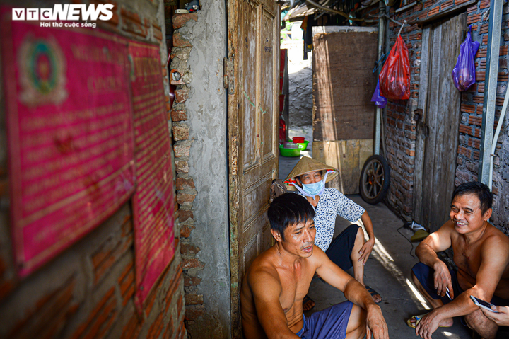 Ảnh: Phu bốc vác chợ đầu mối Long Biên kẹt giữa Thủ đô, dìu nhau qua mùa dịch - 3