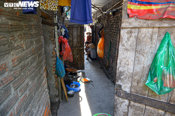 Ảnh: Phu bốc vác chợ đầu mối Long Biên kẹt giữa Thủ đô, dìu nhau qua mùa dịch - 18