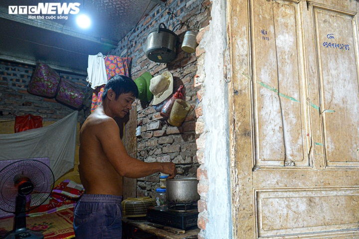 Ảnh: Phu bốc vác chợ đầu mối Long Biên kẹt giữa Thủ đô, dìu nhau qua mùa dịch - 11