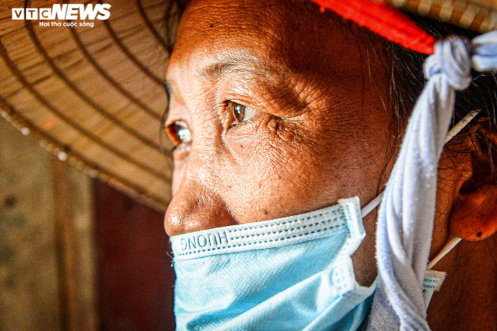 Ảnh: Phu bốc vác chợ đầu mối Long Biên kẹt giữa Thủ đô, dìu nhau qua mùa dịch - 8