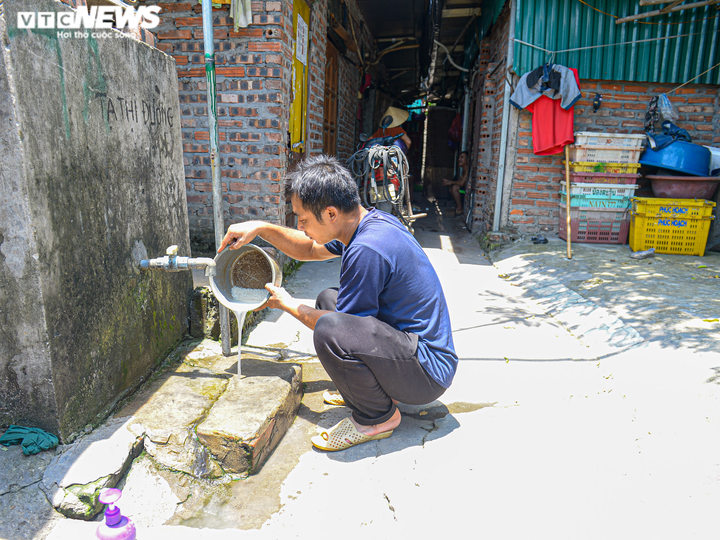 Ảnh: Phu bốc vác chợ đầu mối Long Biên kẹt giữa Thủ đô, dìu nhau qua mùa dịch - 13