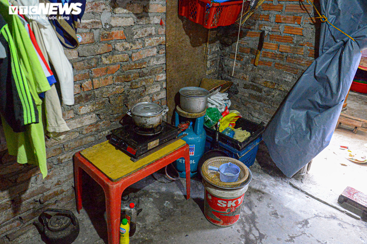 Ảnh: Phu bốc vác chợ đầu mối Long Biên kẹt giữa Thủ đô, dìu nhau qua mùa dịch - 12