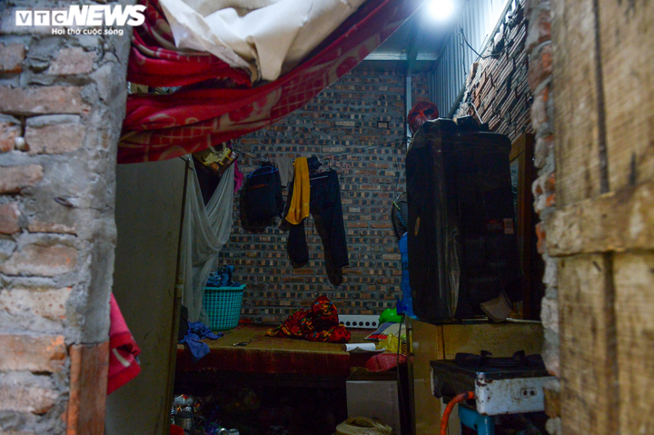 Ảnh: Phu bốc vác chợ đầu mối Long Biên kẹt giữa Thủ đô, dìu nhau qua mùa dịch - 6