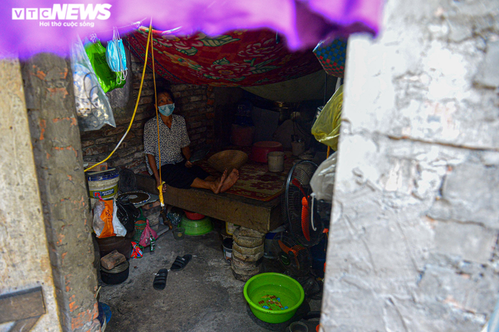 Ảnh: Phu bốc vác chợ đầu mối Long Biên kẹt giữa Thủ đô, dìu nhau qua mùa dịch - 5