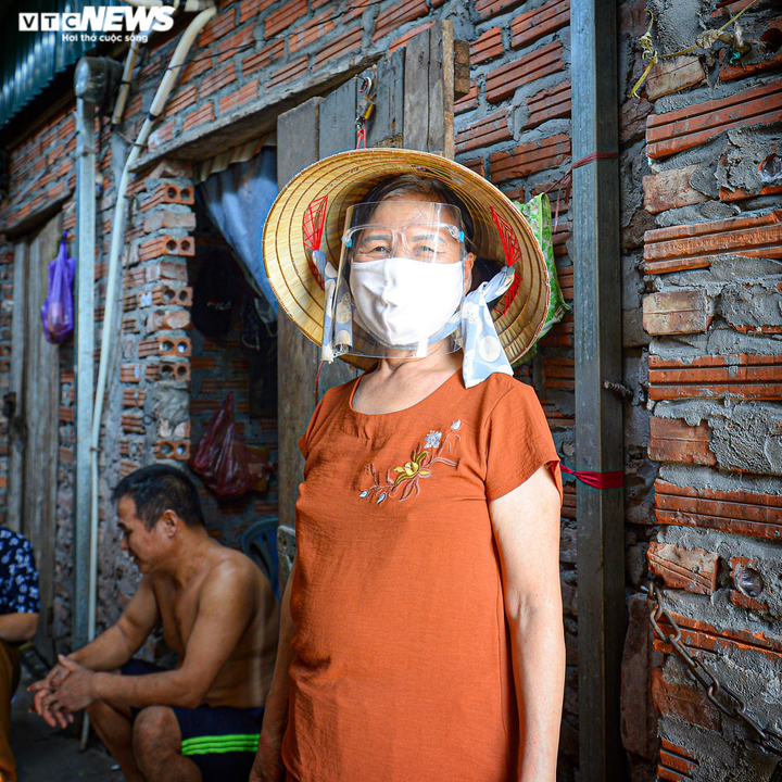 Ảnh: Phu bốc vác chợ đầu mối Long Biên kẹt giữa Thủ đô, dìu nhau qua mùa dịch - 14