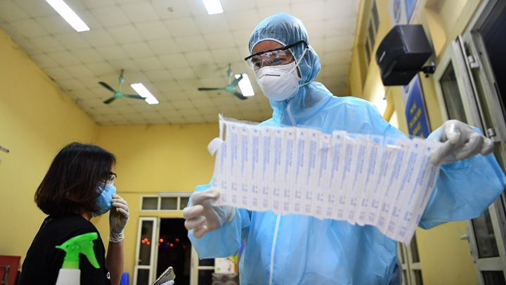 Hà Nội thêm 13 ca dương tính SARS-CoV-2 - 1