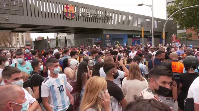 Trực tiếp: Messi khóc nức nở trong buổi họp báo chia tay Barca - 7