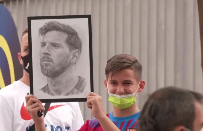 Trực tiếp: Messi khóc nức nở trong buổi họp báo chia tay Barca - 8